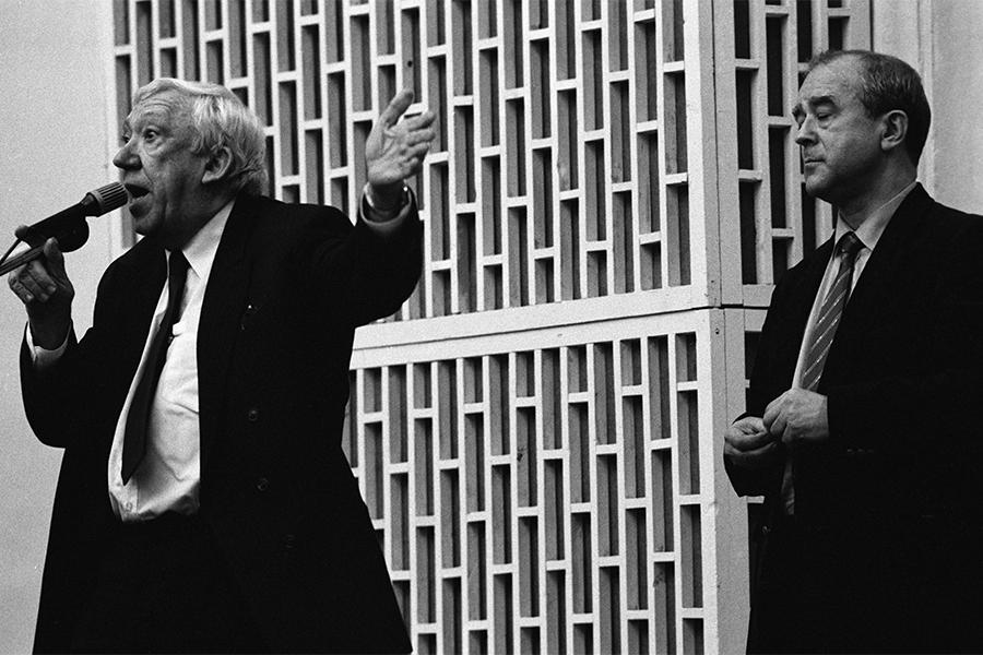 Юрий Никулин и главный редактор журнала «Огонек», писатель Виталий Коротич (справа), 1989 год