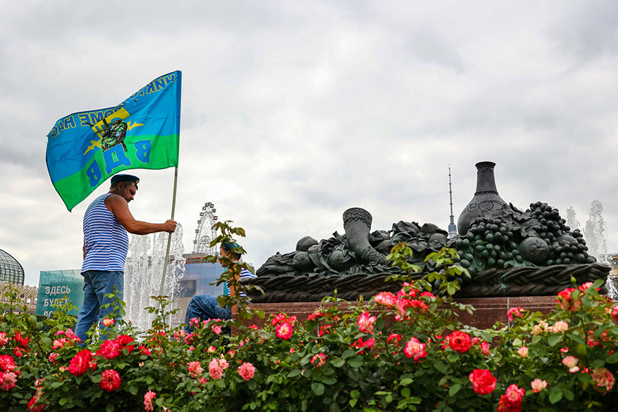 Москва. Празднование Дня воздушно-десантных войск на ВДНХ