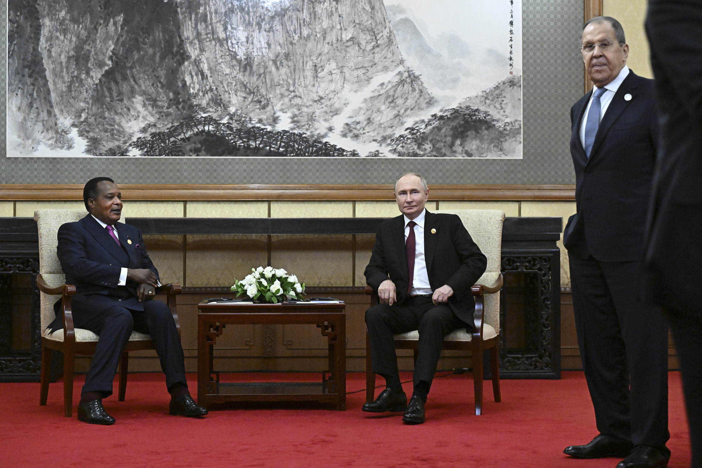 Во второй половине дня президент провел еще несколько встреч. С президентом республики Конго Дени Сассу-Нгессо (на фото) он обсудил развитие сотрудничества, в том числе в сфере торговли.