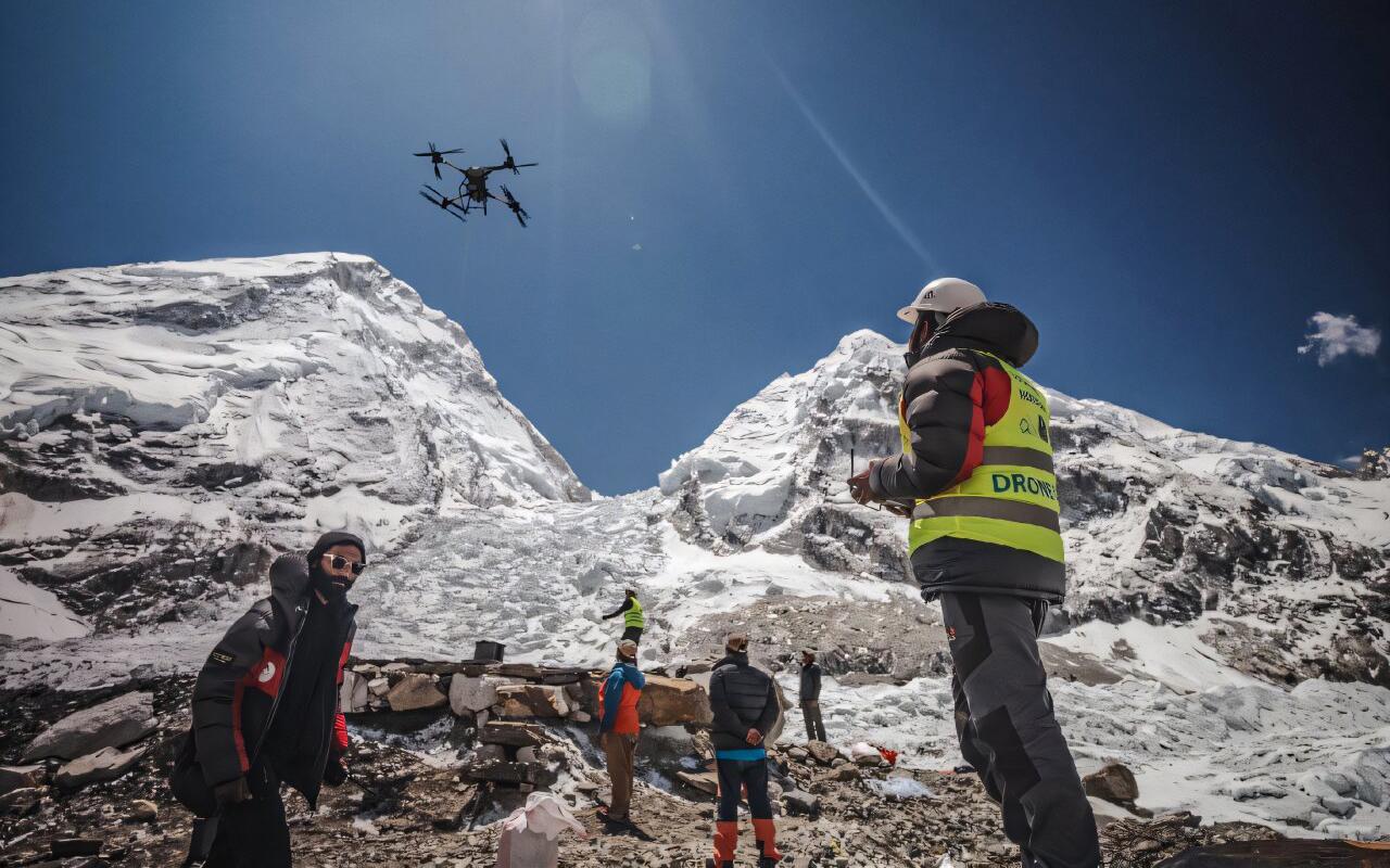 Сотрудник компания Airlift Ventures пилотирует дрон в базовом лагере Эвереста