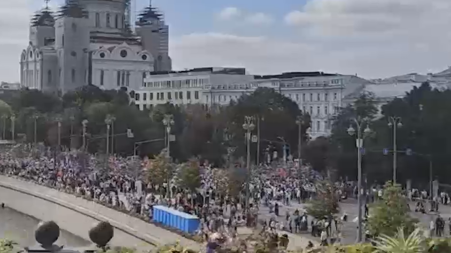 Патриарх Кирилл провел десятки тысяч верующих крестным ходом по Москве