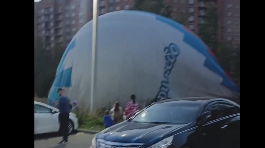 Прокуратура проверит севший между многоэтажками шар в Подмосковье