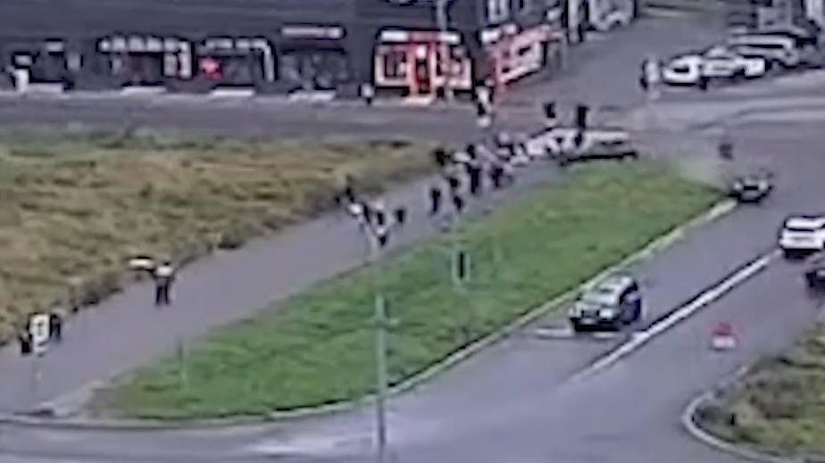 Автомобиль въехал в толпу пешеходов в городе в Ленобласти