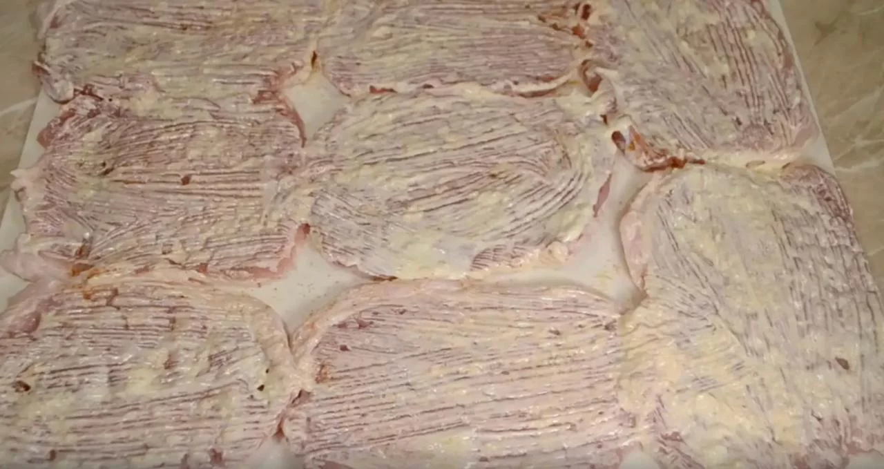 Смажьте свинину майонезно-чесночным маринадом