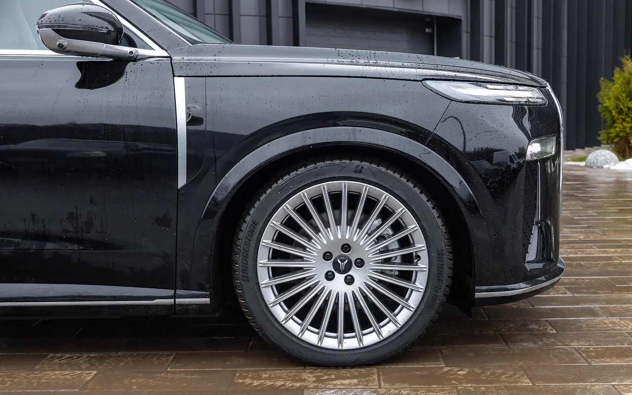 22-дюймовые колесные диски есть на любой из комплектаций&nbsp;Voyah Taishan. Диски с&nbsp;гальваническим напылением и неподвижным логотипом &mdash; опция