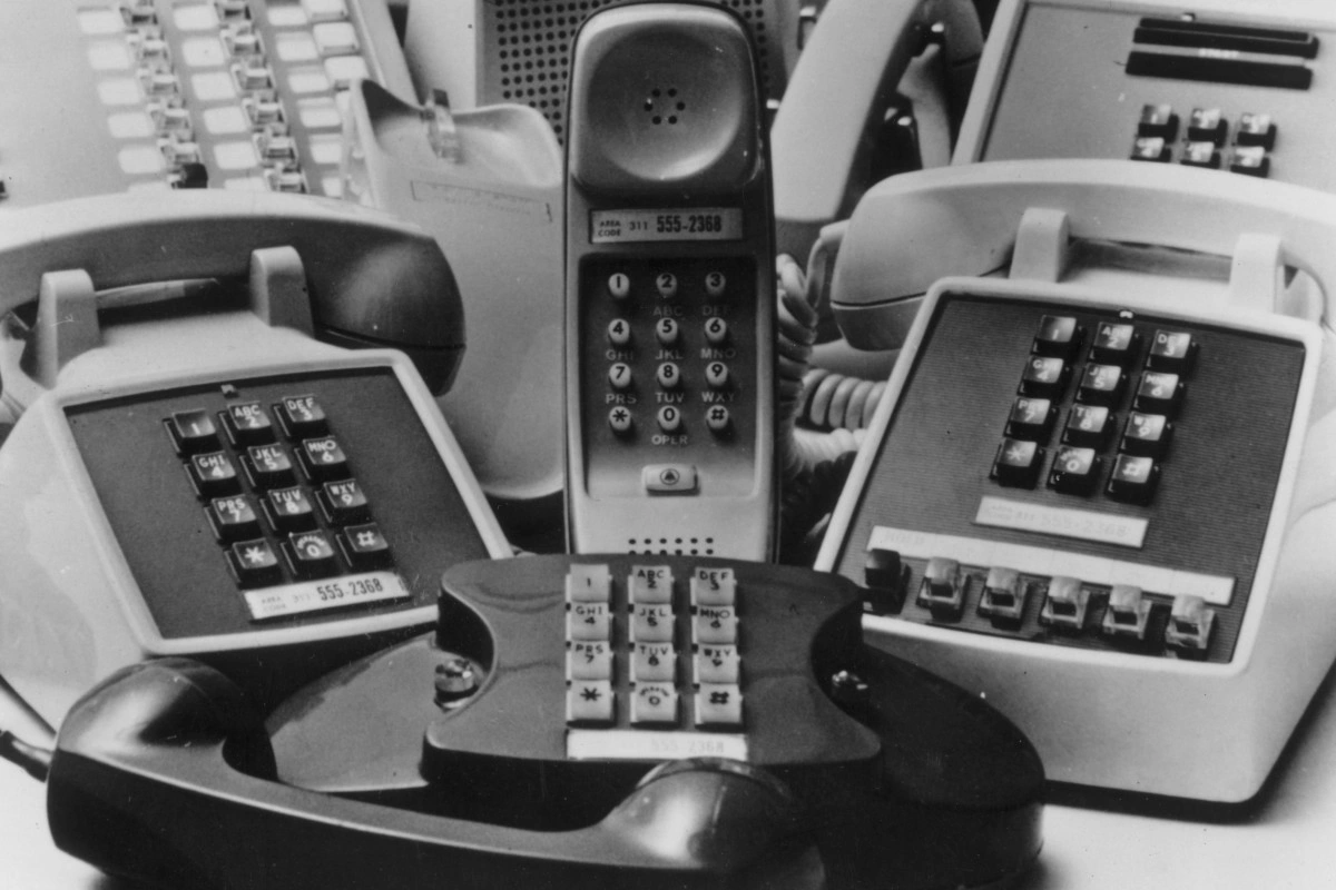 После периода, когда технологии стремились проникнуть во все сферы жизни, возникает обратное движение — интерес к простоте и ограничению