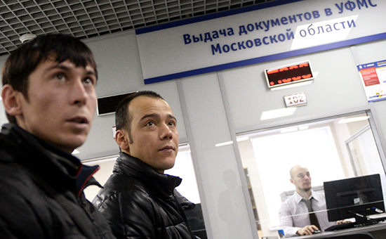 Иностранные граждане получают трудовой патент в Едином миграционном центре Московской области