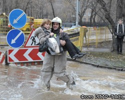 Затопление на Маломосковской вызвано подвижкой грунта. Фото