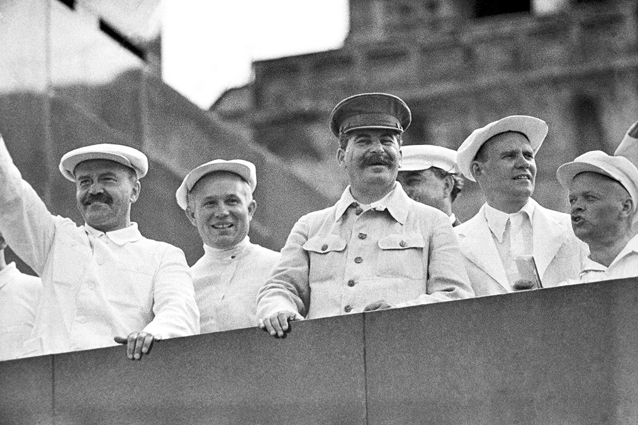 На трибуне Мавзолея Ленина: В.М. Молотов, Н.С. Хрущев, И.В. Сталин (слева направо) и другие официальные лица во время парада физкультурников


