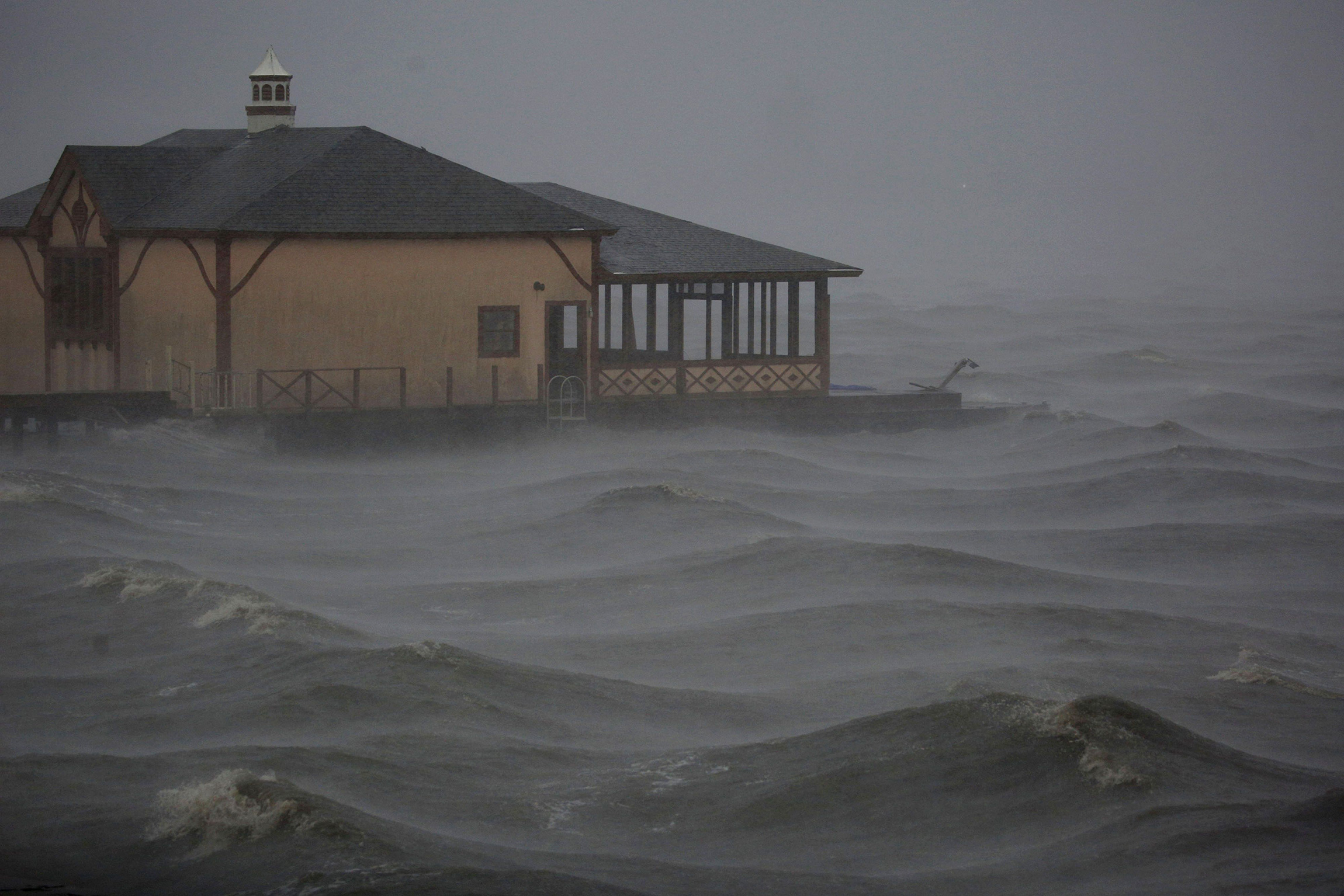 9 октября. Озеро Чарльз, Луизиана, США. Во время урагана &laquo;Дельта&raquo;