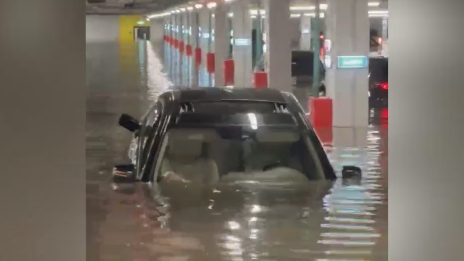 Ливень затопил два уровня парковки в Москве. Видео