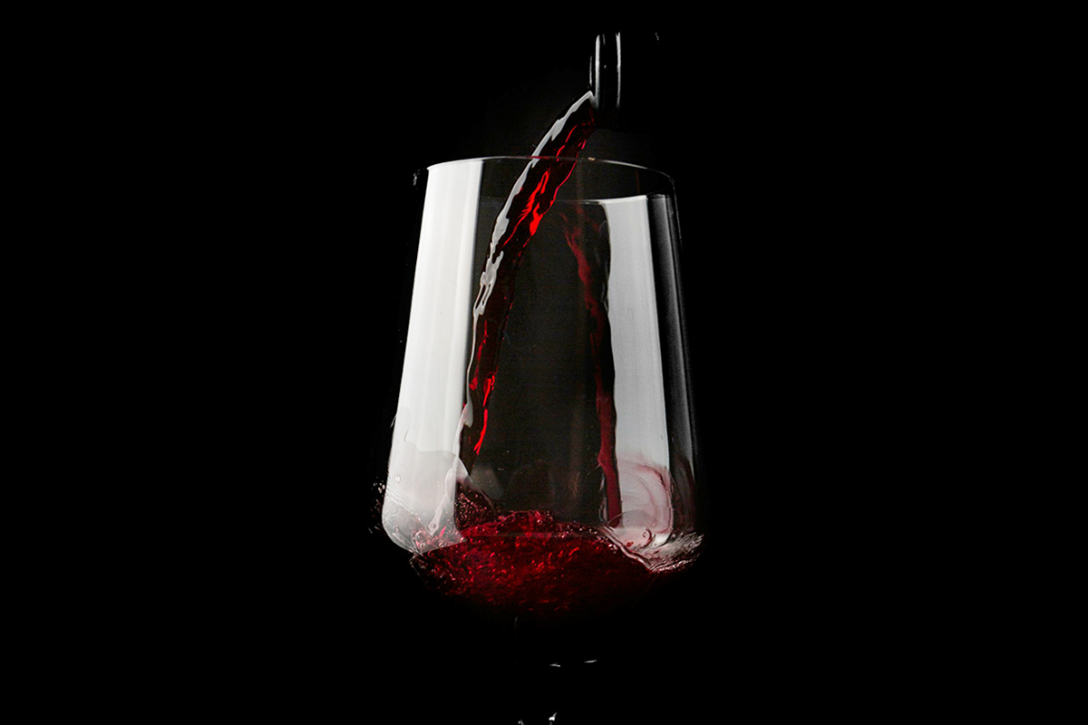 Красное вино — это напиток, полезные свойства которого регулярно доказывают работы ученых из разных стран