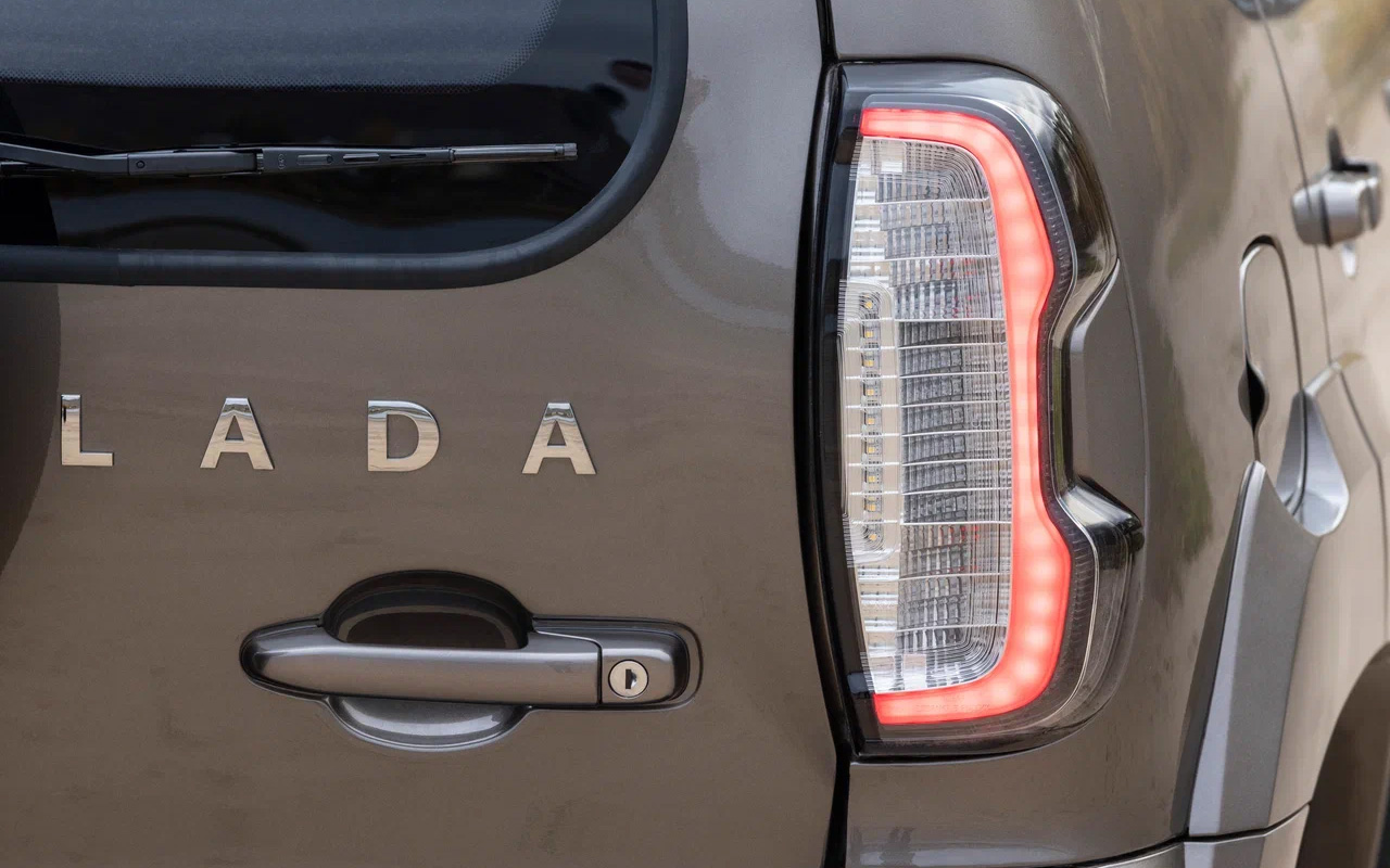 Задняя дверка на&nbsp;Lada Niva Travel по-прежнему открывается вбок, справа налево