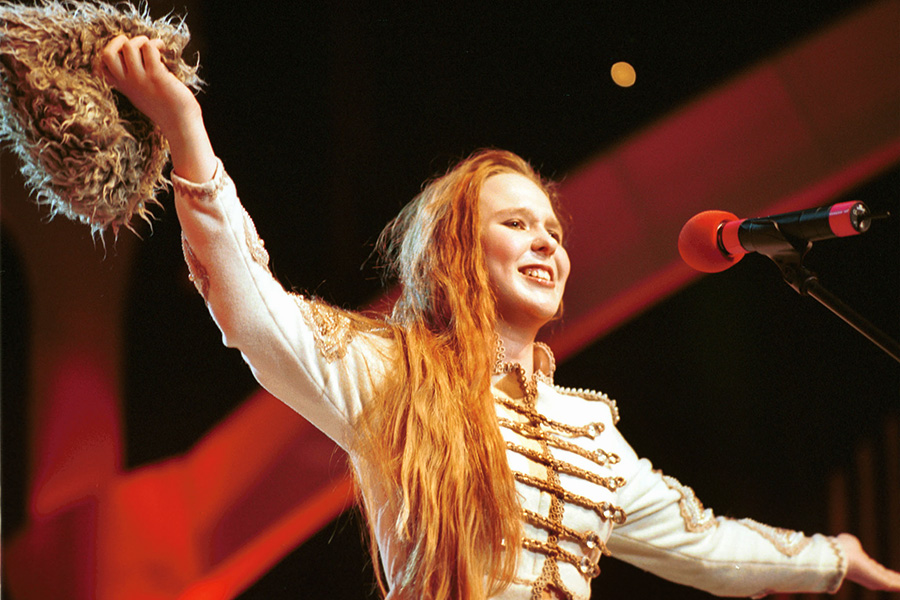 Певица Пелагея (Ханова) попала на &laquo;Утреннюю звезду&raquo; в девятилетнем возрасте. Она познакомилась с лидером группы &laquo;Калинов Мост&raquo; Дмитрием Ревякиным, и он направил в Москву на &laquo;Утреннюю звезду&raquo; видеокассету Пелагеи. В проекте в то время не было фольклорного блока, и Юрий Николаев предложил ей участвовать в конкурсе победителей &laquo;Утренней звезды&raquo;. В нем певица заняла первое место, получила почетное звание &laquo;Лучший исполнитель народной песни в России 1996 года&raquo; и премию в $1 тыс.

На фото&nbsp;&mdash; Пелагея на музыкальном проекте &laquo;Самородки России&raquo;, где она исполнила русскую народную песню &laquo;Любо, братцы, любо&raquo;, 11 мая 2001 года