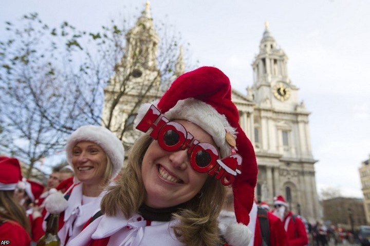 В США и Великобритании проходят фестивали Санта-Клаусов