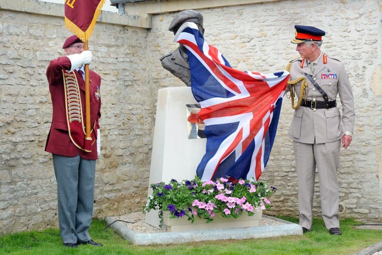 Принц Чарльз открыл в Западной Франции бюст британскому офицеру Джеку Вотсону. 
