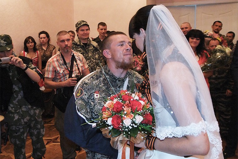 В Донецкой народной республике 11 июля состоялась первая официальная свадьба. Боец народного ополчения Арсен Павлов с позывным "Моторола" взял в жены девушку Елену. 