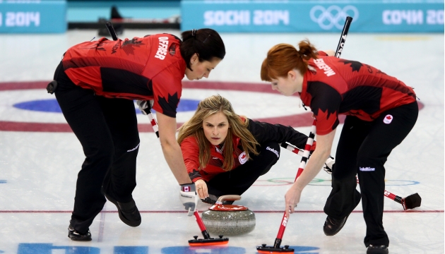 Дженифер Джонс, скип сборной Канады, выполняет бросок.