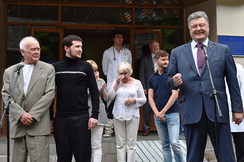 Граждане Украины Юрий Солошенко, Геннадий Афанасьев и&nbsp;президент Украины Петр Порошенко (слева направо), 14 июня 2016 года


