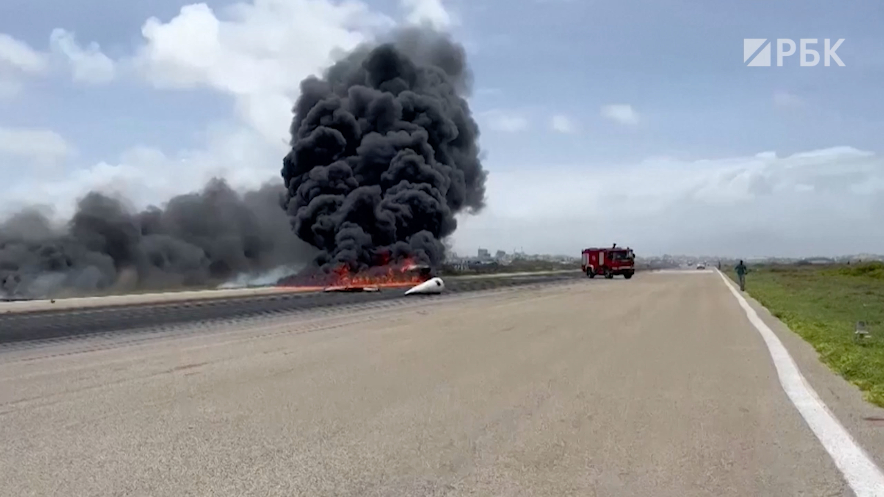 В аэропорту Могадишо самолет перевернулся и загорелся при посадке. Видео
