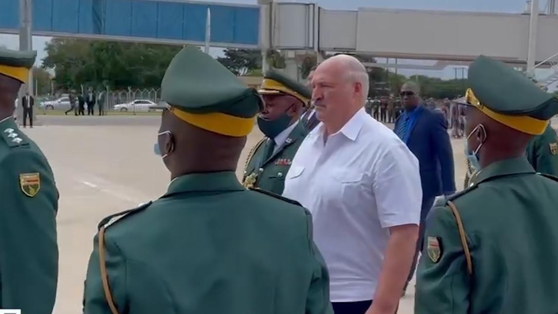Лукашенко проводили из Зимбабве с почетным караулом и козлом. Видео