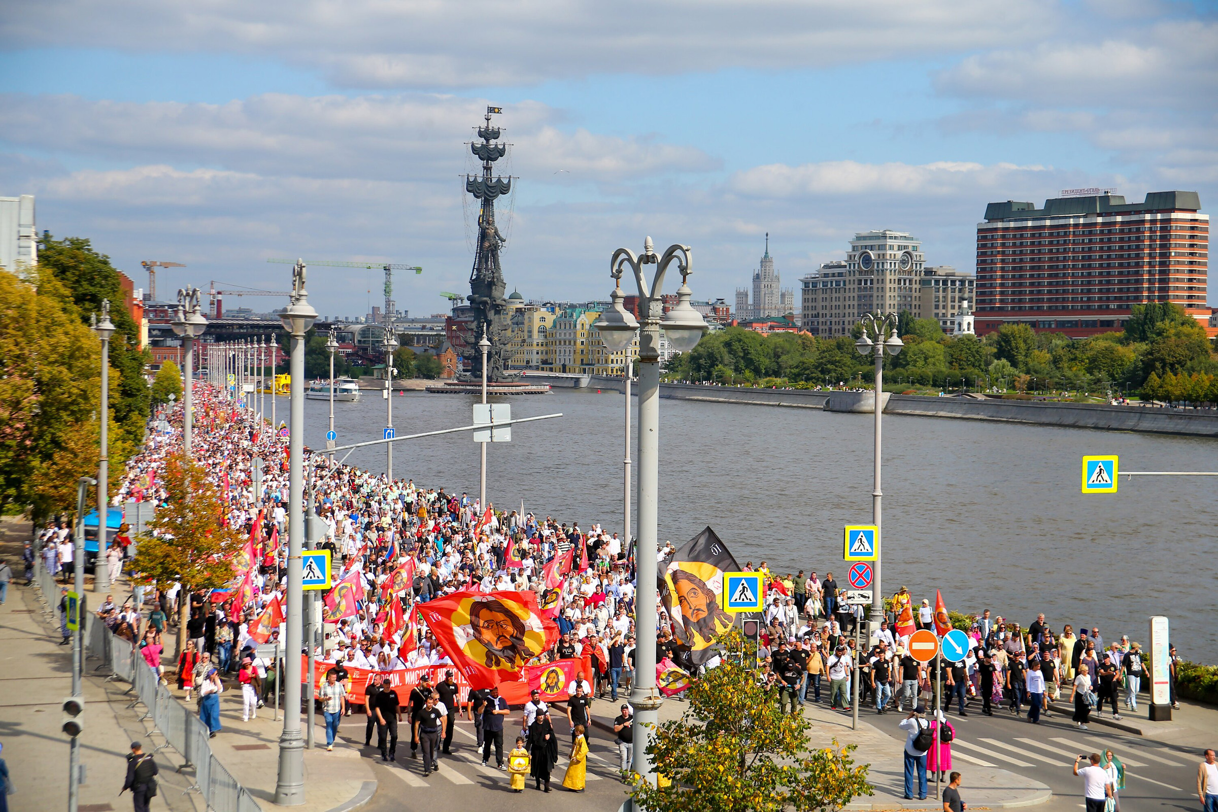 Верующие во время крестного хода несут в руках иконы, хоругви, флаги России и Российской империи.