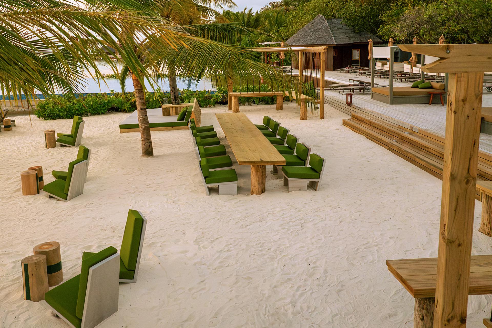 Пространство Sun Siyam Beach Club&nbsp;у бассейна