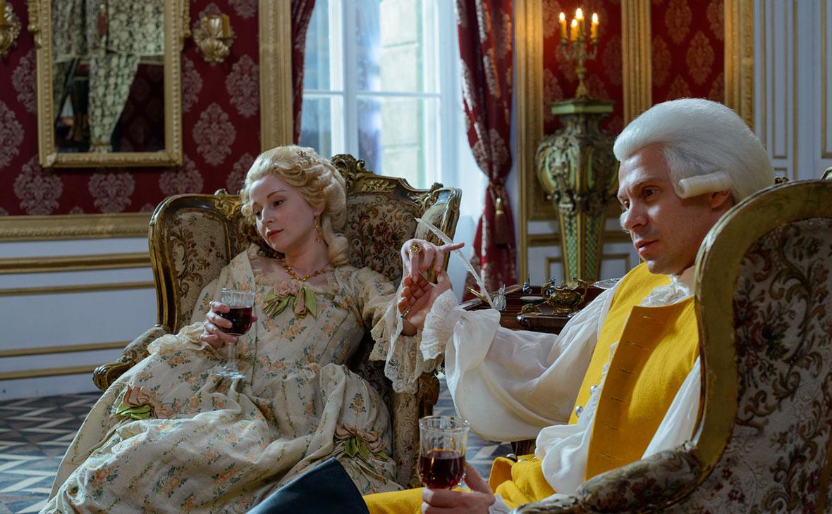 Ольга Медынич и Павел Деревянко в сериале &laquo;Великая&raquo;, 2015 год