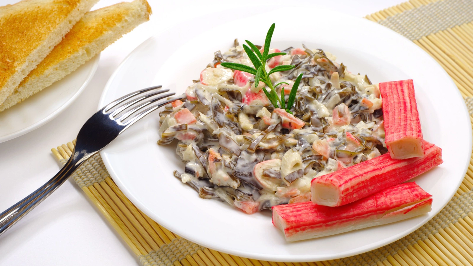 Салат из морской капусты отлично сочетается с морепродуктами, рисовыми и овощными гарнирами