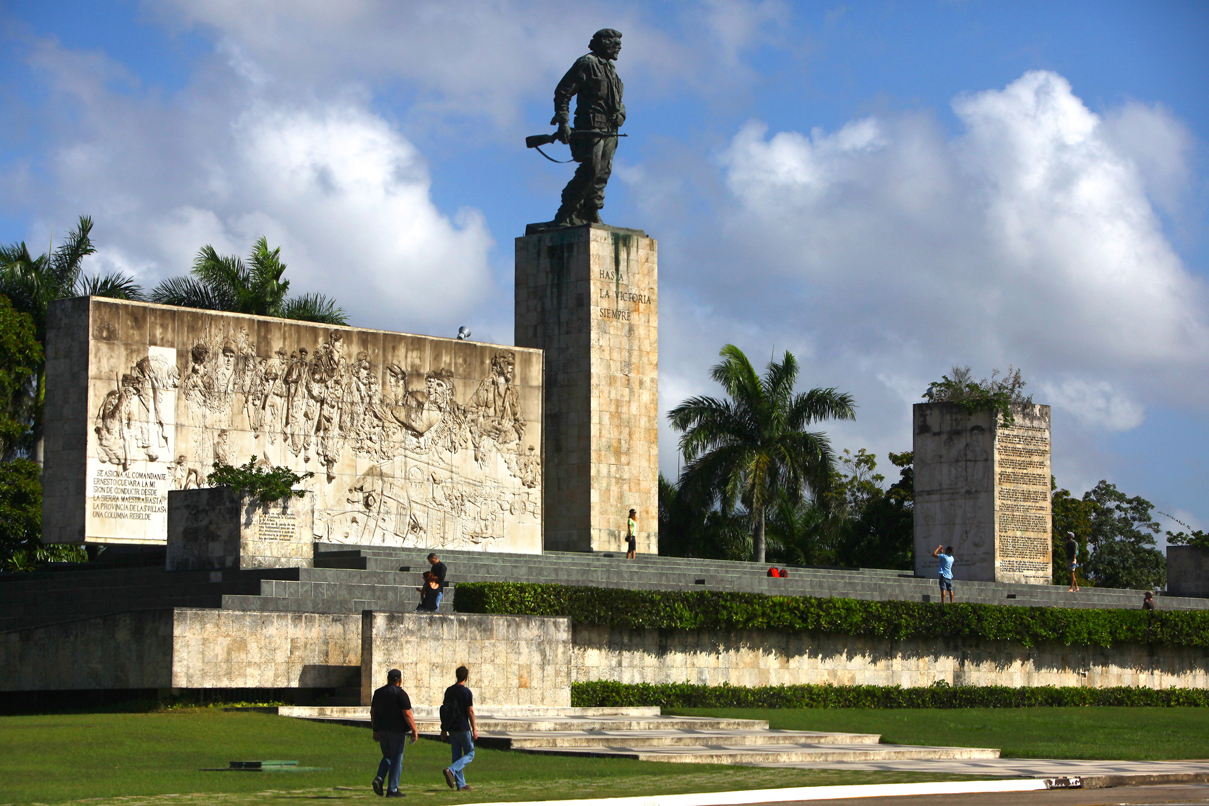 Останки лидера кубинской революции Эрнесто Че Гевары, расстрелянного в 1967 году в Боливии, были найдены спустя 30 лет и перезахоронены в октябре 1997 года в мемориальном комплексе в городе Санта-Клара на Кубе
