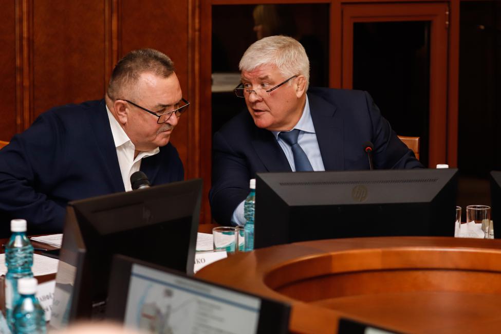 Депутаты Владимир Анисимов (справа) и Валерий Ильенко (слева)
