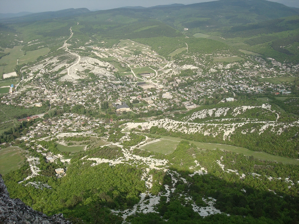 Вид на Куйбышево с горы Бурун-Кая (Утюг)