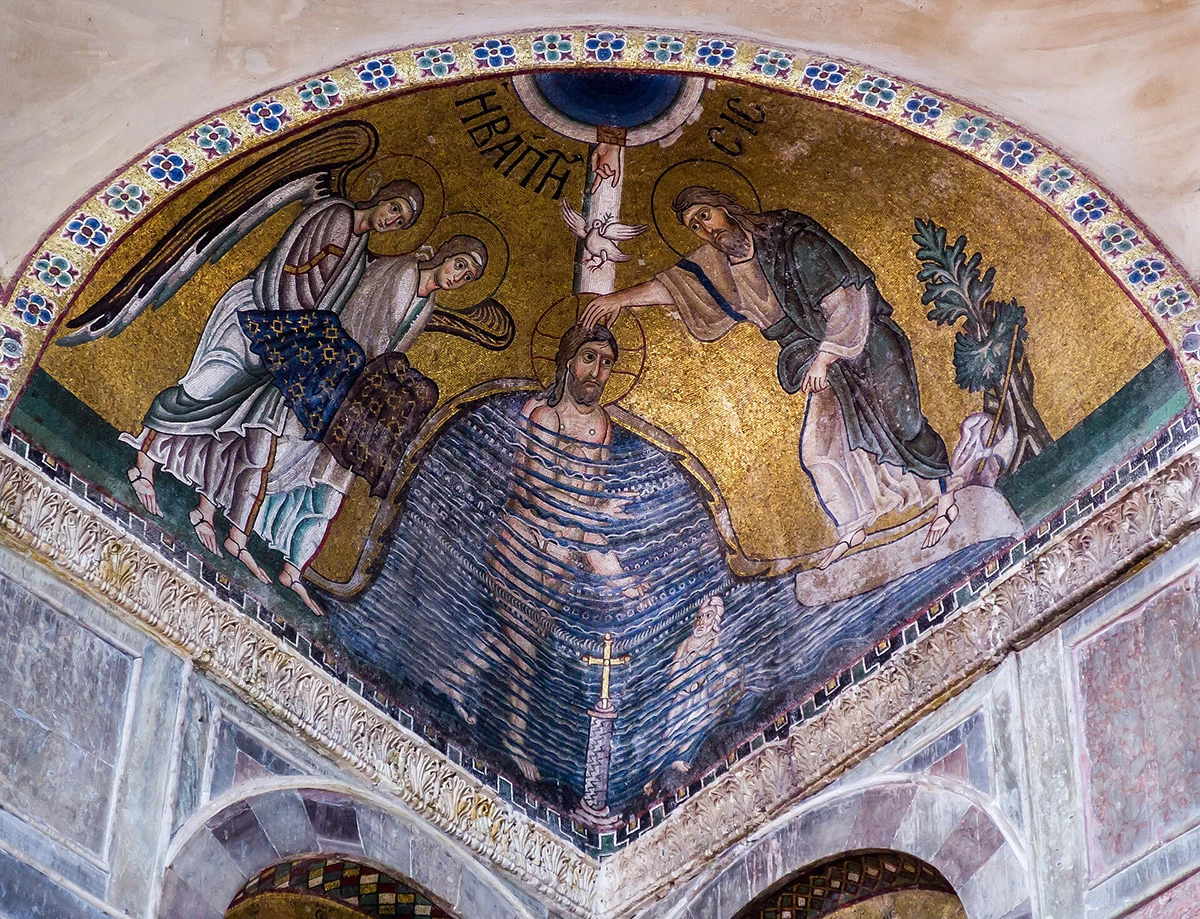 <p>Мозаика XI века с изображением крещения Иисуса Христа, монастырь Осиос Лукас (Греция)</p>

<p></p>