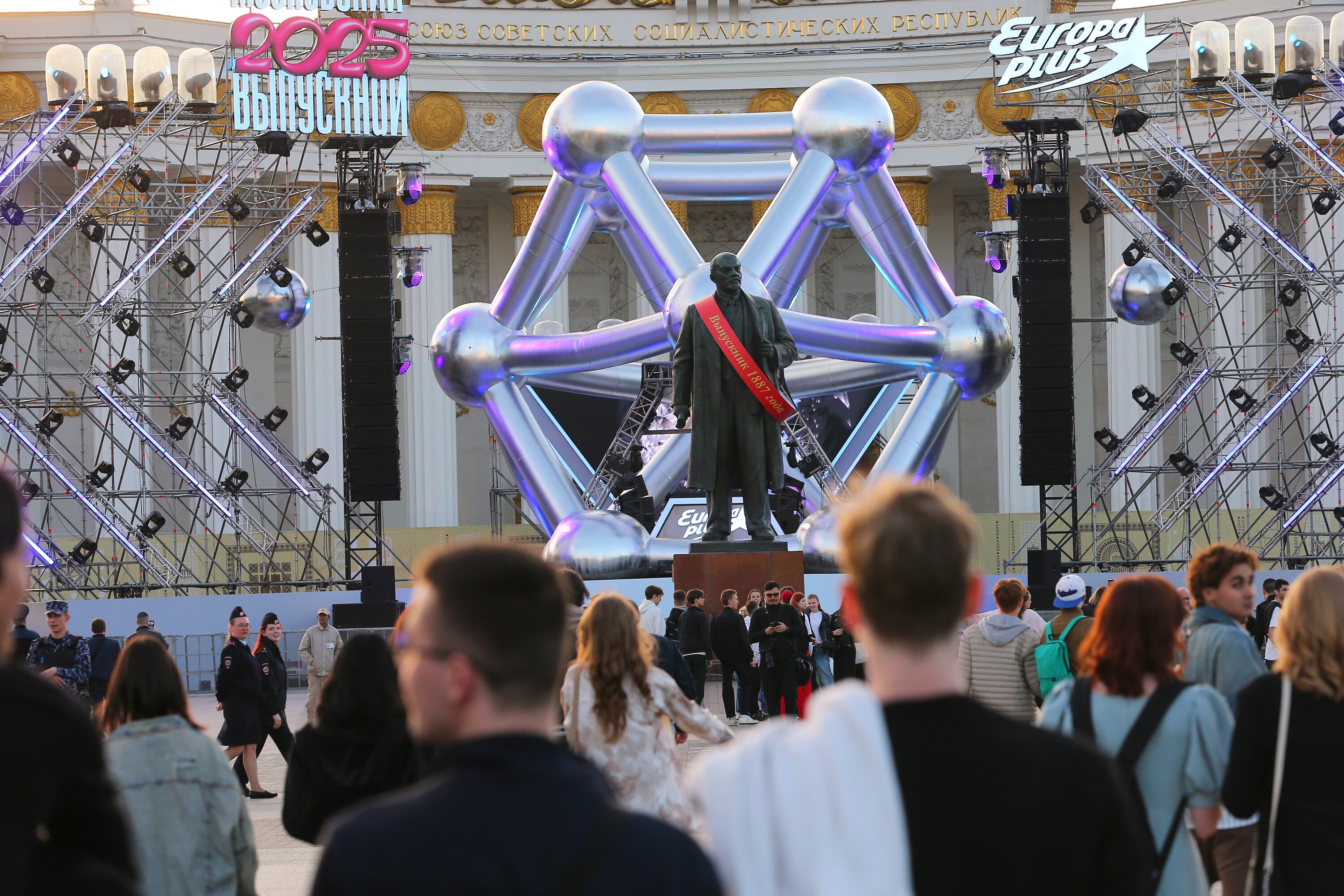 ВДНХ впервые стал площадкой для городского выпускного. Тема праздника&nbsp;&mdash; &laquo;Код поколения&raquo;.