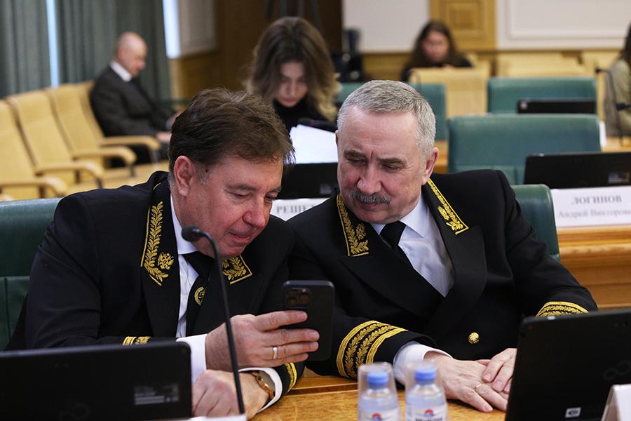 Председатель Совета судей РФ Виктор Момотов и заместитель председателя Верховного Суда РФ Петр Серков во время заседания профильного комитета Совета Федерации по конституционному законодательству,&nbsp;2024 год