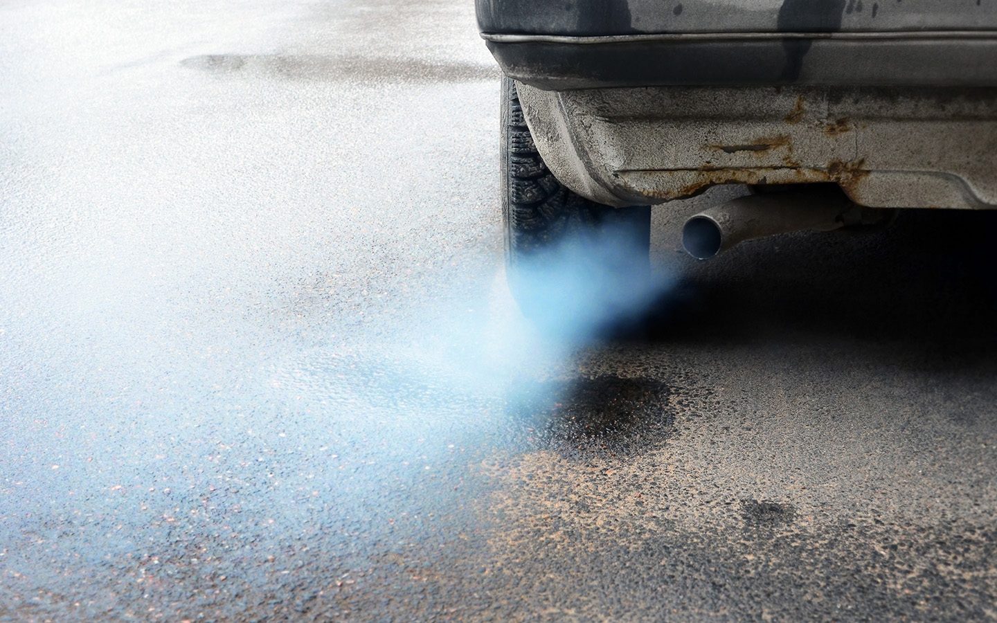 Следить за цветом и характером выхлопа крайне важно: иной раз это может рассказать о состоянии двигателя лучше любого датчика