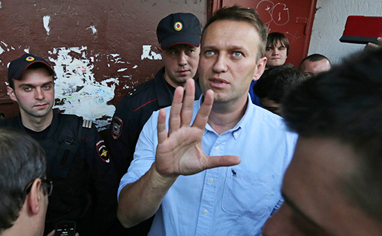 Оппозиционер Алексей Навальный (в центре)