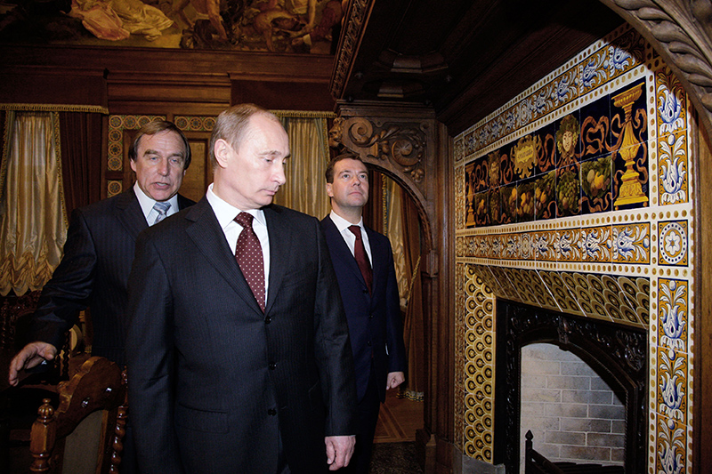 Ремонт в здании дворца Великого князя Алексея Александровича, ставшего Домом музыки Ролдугина, в 2009 году понравился Путину (в центре), одобрившему этот проект
