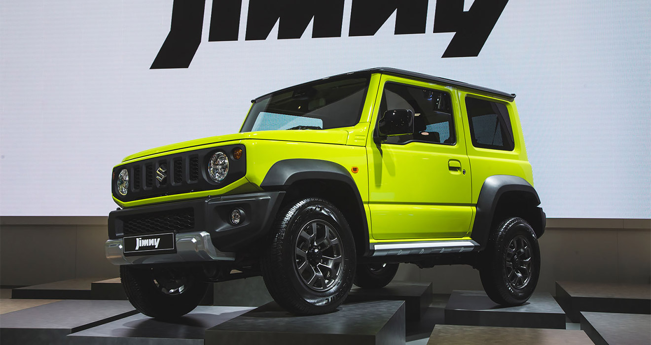 Российские продажи нового Suzuki Jimny должны стартовать уже следующей весной. Маленький внедорожник после смены поколения остался верен себе: он сохранил брутальные угловатые формы кузова, рамную конструкцию, неразрезные мосты, жестко подключаемый полный привод и раздаточную коробку с понижающей передачей. При этом на смену старому 1,3-литровому атмосфернику пришел новый более мощный двигатель объемом 1,5 л, развивающий 102 л.с. и 130 Нм крутящего момента. Трансмиссии &ndash; пятиступенчатая &laquo;механика&raquo; или четырехдиапазонный &laquo;автомат&raquo;.


