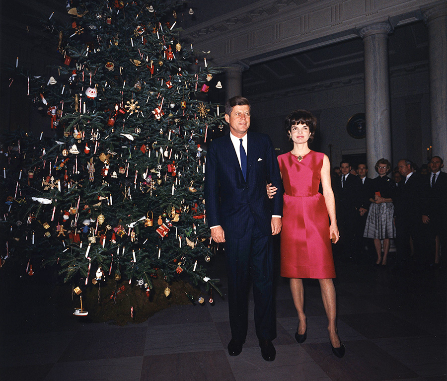 Жаклин и Джон Кеннеди (35-й президент США), 1962 год. Елку нарядили для детей и украсили имбирными пряниками, леденцами и соломенными фигурками. Также были использованы элементы декора из предыдущего года на тему &laquo;Щелкунчик&raquo;