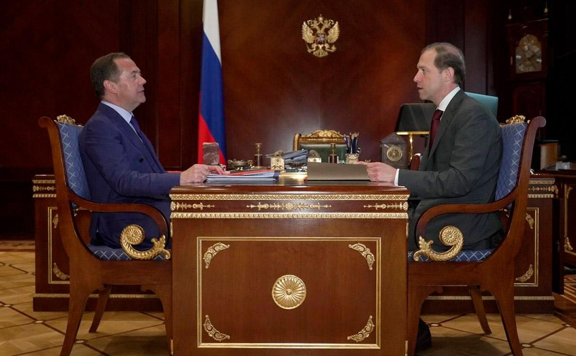 Медведев и Мантуров обсудили поставки вооружений