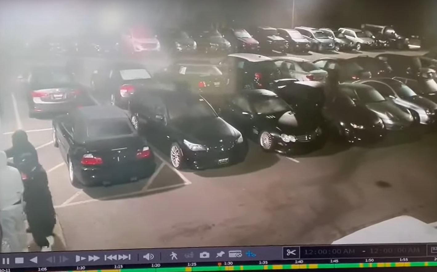 Массовый угон дорогих машин из автосалона в США попал на видео
