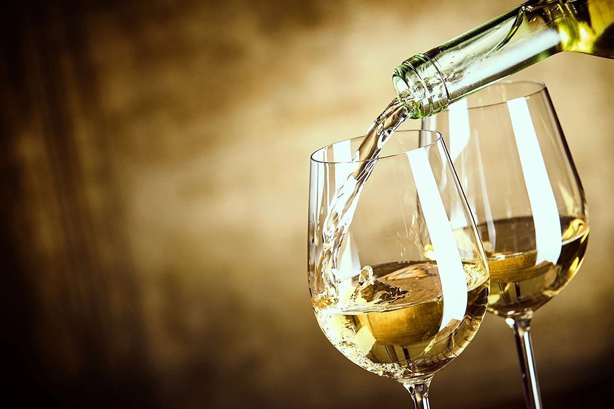 Классическая белая винификация дает золотистые, ароматные вина