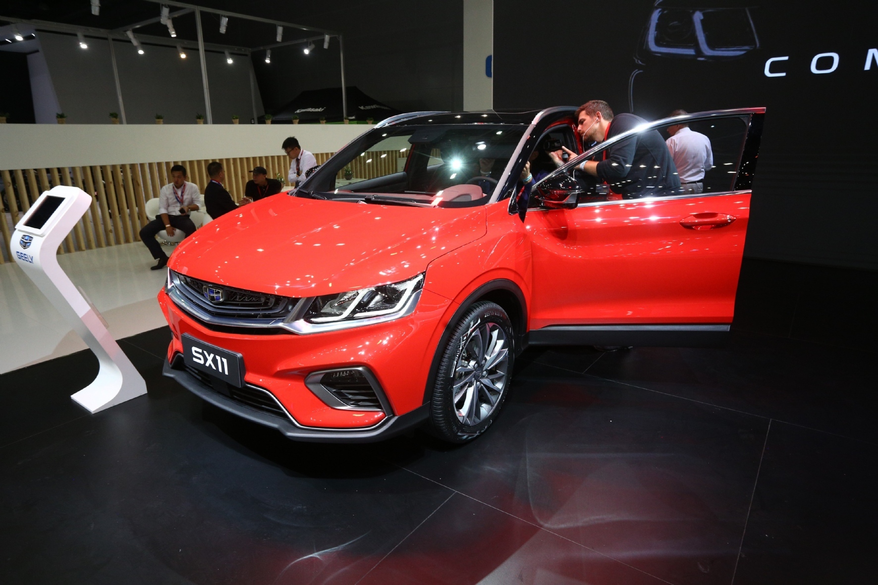 Geely стала лидером падения продаж в Петербурге