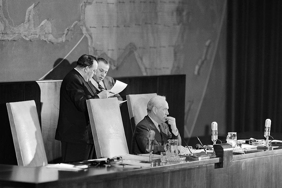 Генеральный секретарь Трюгве Ли (слева) и его помощник Эндрю А. Кордье проверяют свои списки после голосования делегатов Генеральной Ассамблеи ООН по вопросу о разделе Палестины 29 ноября 1947 года во Флашинг-Медоу, штат Нью-Йорк. Президент Бразилии Освальдо Аранья, председатель Генеральной Ассамблеи, ожидает решения по решающему голосованию, которое было принято 33 голосами против 13 за создание независимых еврейского и арабского государств на Святой Земле к 1 октября следующего года