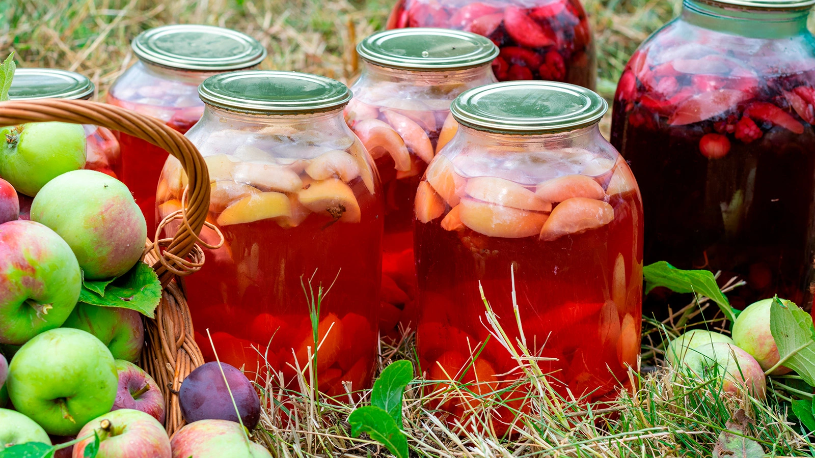 Готовый яблочный компот лучше хранить в кладовке или погребе