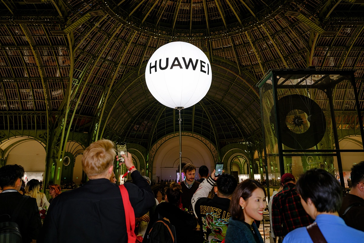 Ежегодная выставка фоторабот Huawei «Мир, я и ты» в рамках ярмарки Paris Photo прошла в Большом дворце в Париже