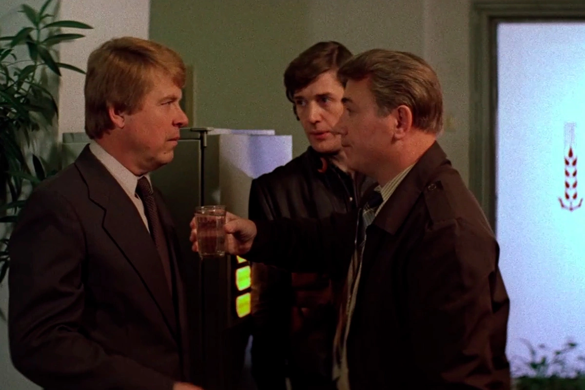 Кадр из фильма «Самая обаятельная и привлекательная», режиссер Геральд Бежанов, 1985 год