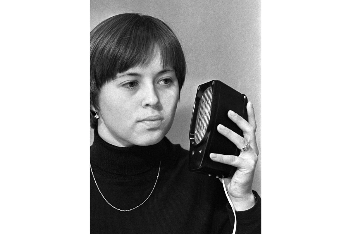 Демонстрация медицинского рефлектора «Уголек» сотрудницей завода «Электроаппарат»