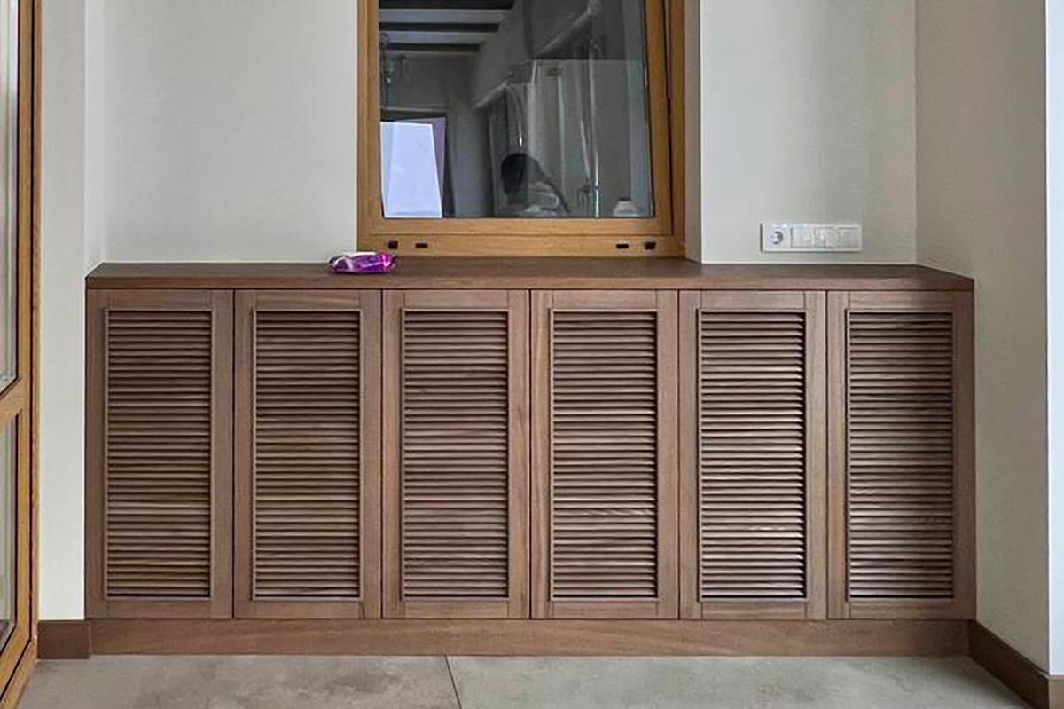 Батарею можно функционально прикрыть шкафом, решив сразу две задачи